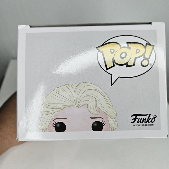 POP! Disney Frozen II Elsa #581 and Anna #582 New In Box. - Picture 3 of 5